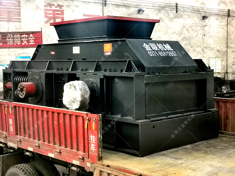 兩臺1500*1000全液壓對輥制砂機設備發(fā)往江西